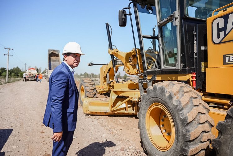 Orrego supervisó el inicio de la obra de pavimentación de la calle Alfonso XIII en Rawson