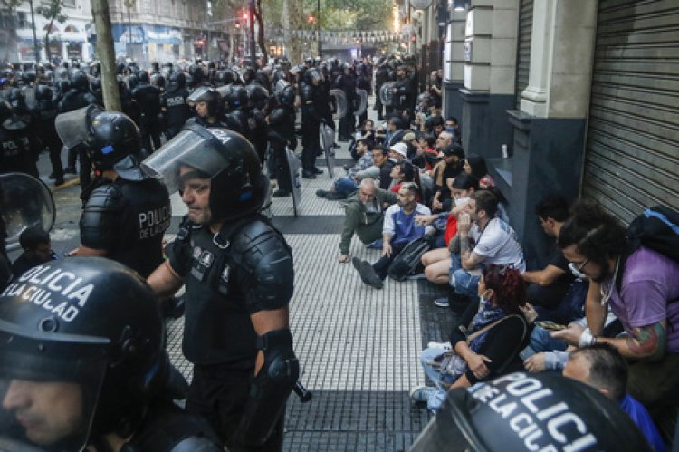 La nueva marcha de jubilados dejó 39 detenidos y 5 policías heridos