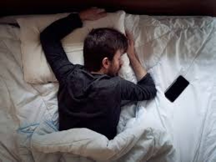 Los riesgos de dormir con el celular en la mano: ¿Por qué es tan peligroso?