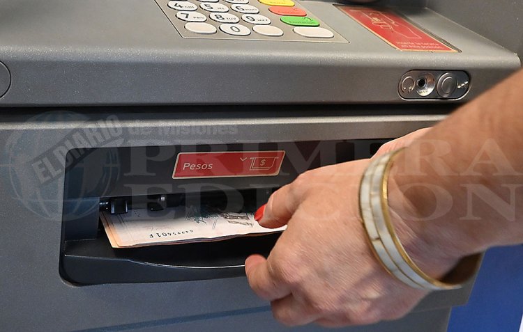 Bancos aumentan comisiones y cobran hasta $5.000 por retirar efectivo de cajeros