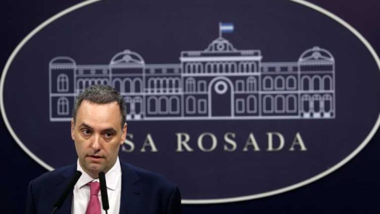 Adorni anunció un endurecimiento de la política migratoria oficial