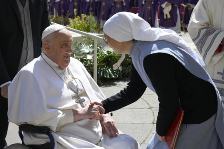 El Papa reapareció por sorpresa ante los fieles en la Plaza San Pedro