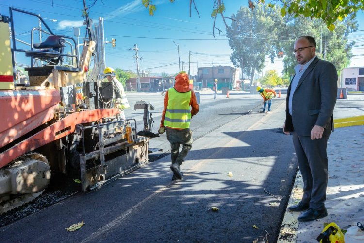 Comenzaron las obras de repavimentación en calle Comercio en Rivadavia