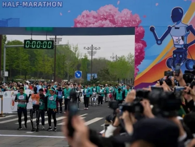 Robots chinos compitieron contra humanos en la primera media maratón humanoide del mundo