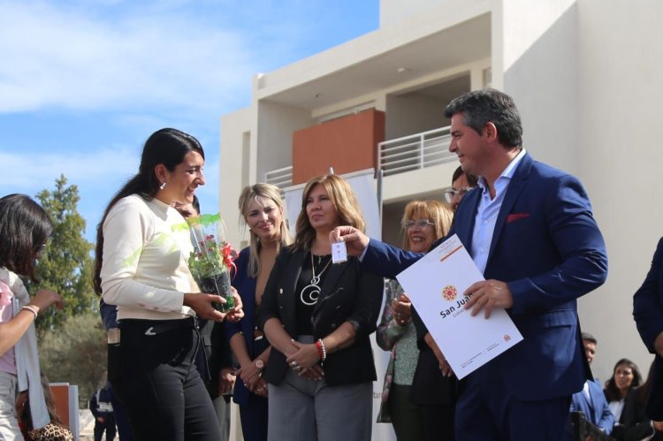 El gobernador Orrego entregó 112 viviendas del nuevo barrio Los Surcos en Chimbas