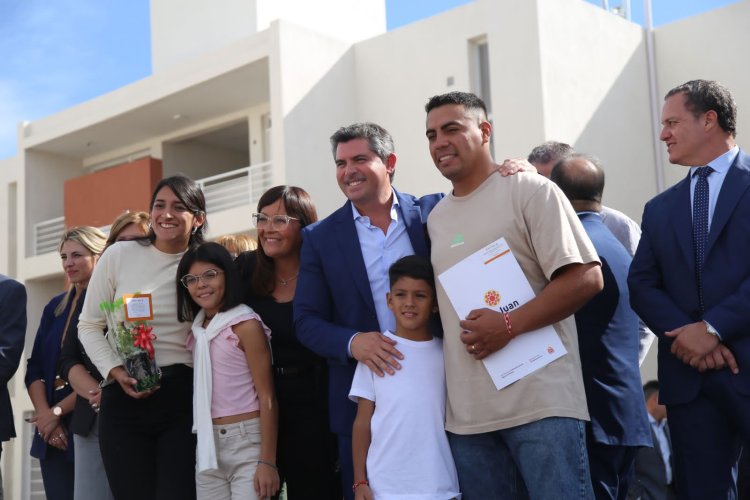 El gobernador Orrego entregó 112 viviendas del nuevo barrio Los Surcos en Chimbas