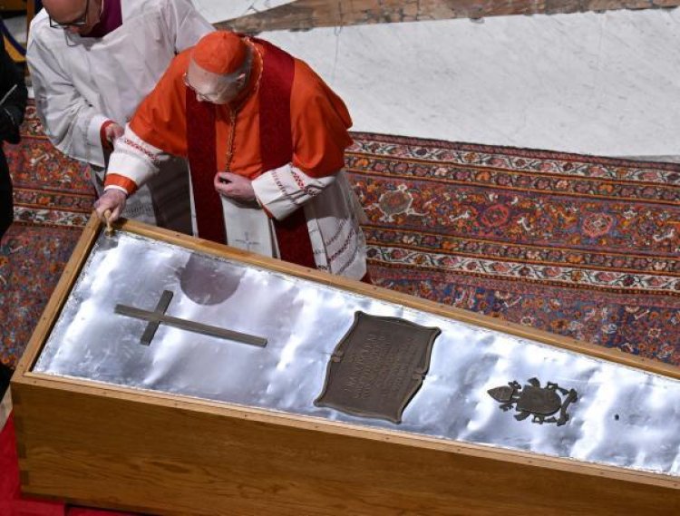 Así quedó cerrado el féretro del papa