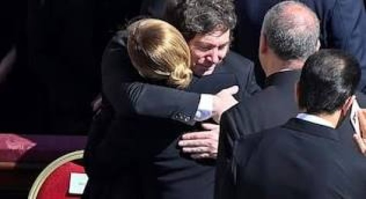 El abrazo de Giorgia Meloni a Javier Milei en el funeral del papa Francisco