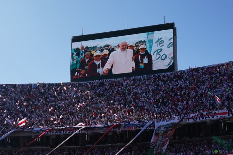 Emotivo minuto de silencio por el papa Francisco antes del Superclásico en el Monumental