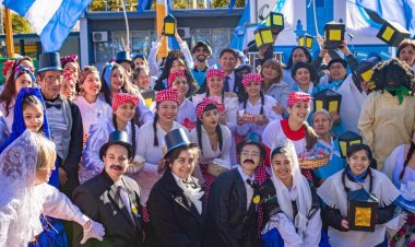 Santa Lucía desfiló por la Patria con orgullo y emoción
