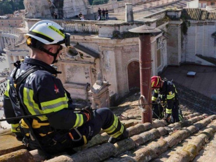Instalaron la chimenea que anunciará al nuevo Papa en la Capilla Sixtina