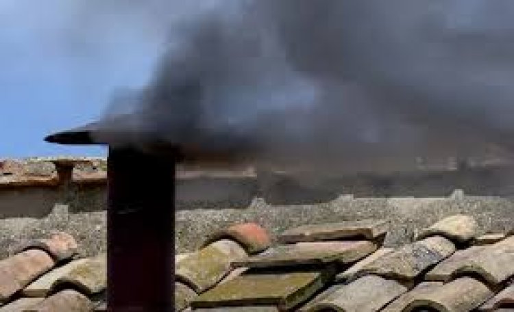 Cónclave: humo negro en la primera fumata de hoy