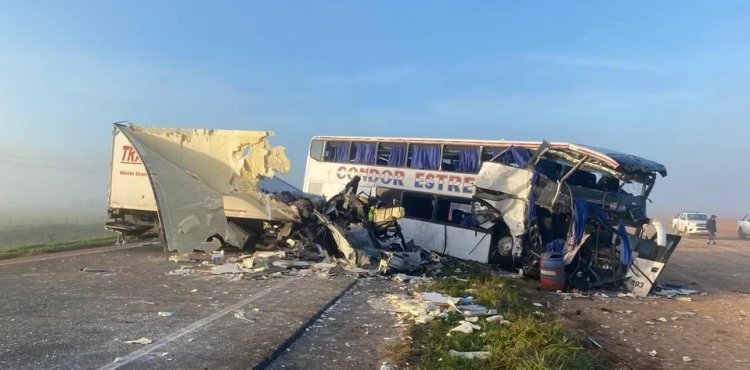 Tragedia: choque entre un micro y un camión dejó al menos cuatro muertos