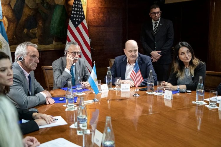 El Gobierno anunció una reforma del sistema sanitario y confirmó la salida de la OMS