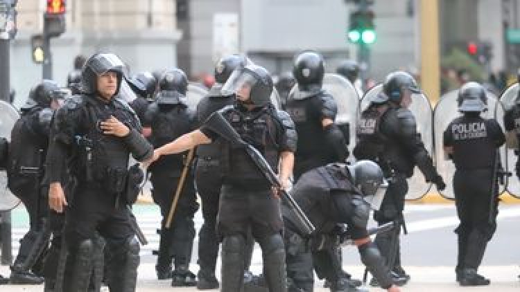 Tensión y gases lacrimógenos contra los jubilados en un nuevo operativo de seguridad en el Congreso