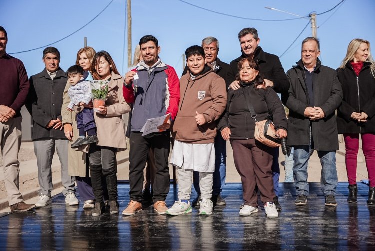 Orrego entregó viviendas a familias de Calingasta
