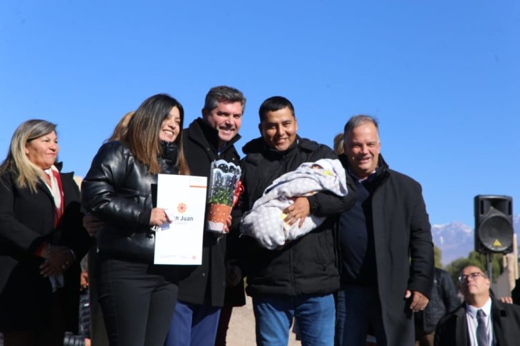 Orrego entregó viviendas a familias de Calingasta