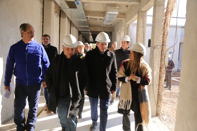 Orrego recorrió la obra del nuevo Hospital Aldo Cantoni en Calingasta