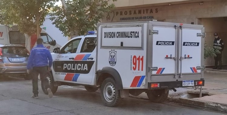 Se habría descompuesto, impactó contra un pilar y falleció en Capital