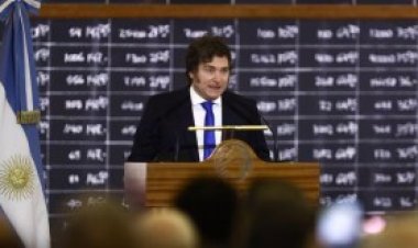 Encuesta: la imagen positiva de Javier Milei bajó un 4% en el último mes