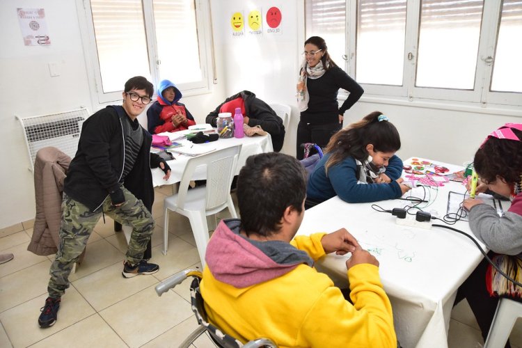 Alumnos con discapacidad construirán dispositivos para pacientes con artritis reumatoidea