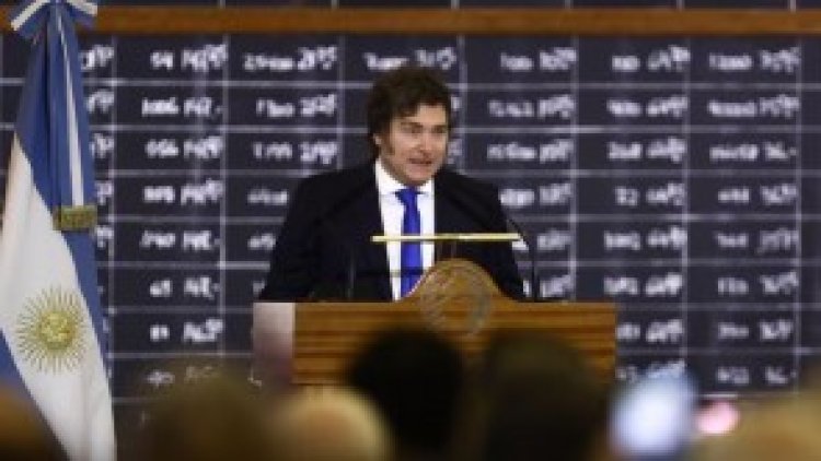 Encuesta: la imagen positiva de Javier Milei bajó un 4% en el último mes