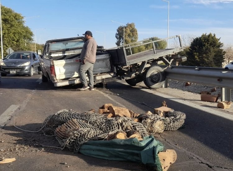 Accidente en Circunvalación: Camioneta con leña perdió el control y provocó caos vial