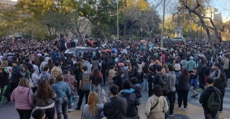 Locura en la Plaza 25 por Peter Regalos