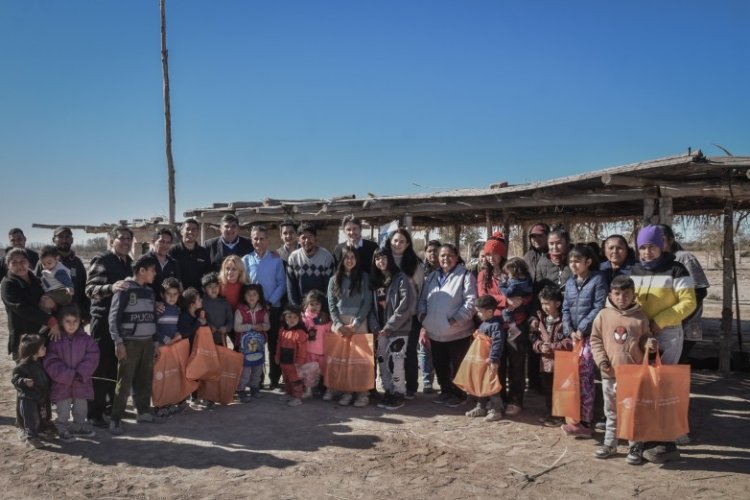 Estudiantes de comunidades originarias y rurales recibieron kits escolares