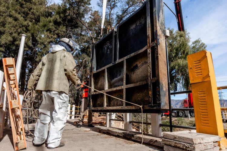Imponente operativo para extraer y reacondicionar las compuertas del Dique San Emiliano