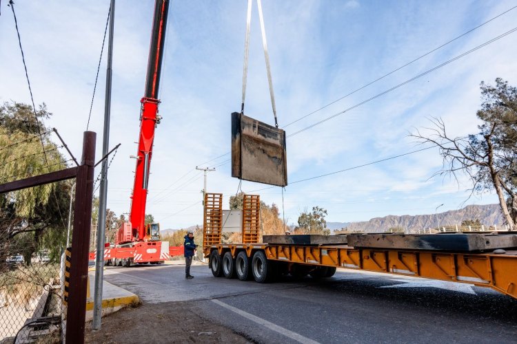 Imponente operativo para extraer y reacondicionar las compuertas del Dique San Emiliano