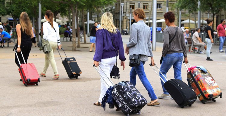 Crisis del turismo: por cada viajero que entró, dos argentinos salieron del país