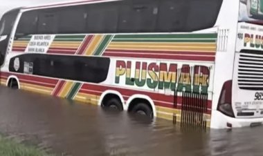 Tormenta de Santa Rosa: un micro quedó varado en la Ruta 5 y rescataron a 40 pasajeros en lancha