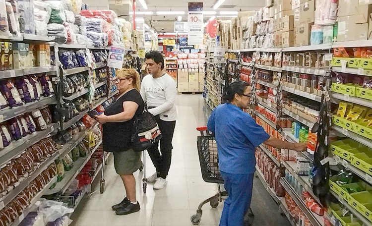 La suba del dólar empuja los precios: minoristas ya reciben listas con fuertes aumentos