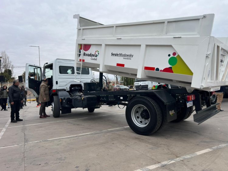Rivadavia inicia su mes aniversario con la presentación de nuevos camiones para servicios públicos