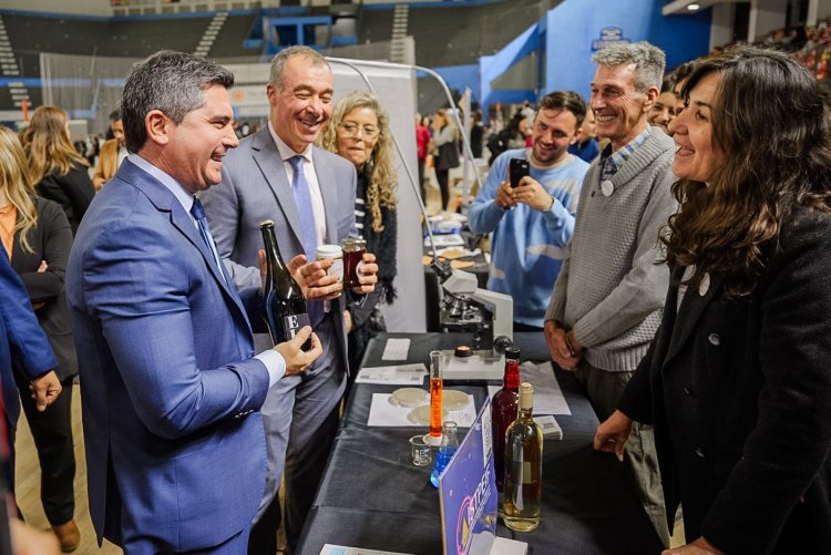 Orrego recorrió la muestra con la oferta académica de Educación Superior