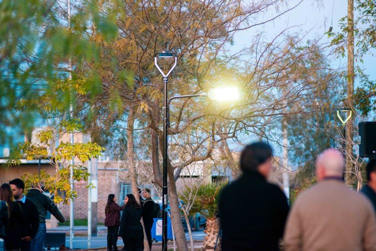 El intendente Miodowsky inauguró luminarias y obras de urbanización en el barrio Piuquén