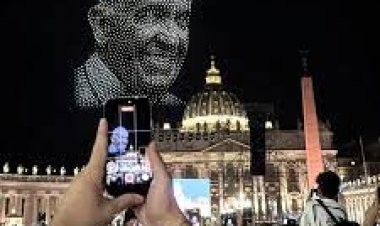 Miles de drones iluminaron el Vaticano para homenajear al papa Francisco