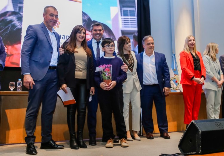 Orrego encabezó la entrega de llaves de viviendas y escrituras a familias de distintos departamentos