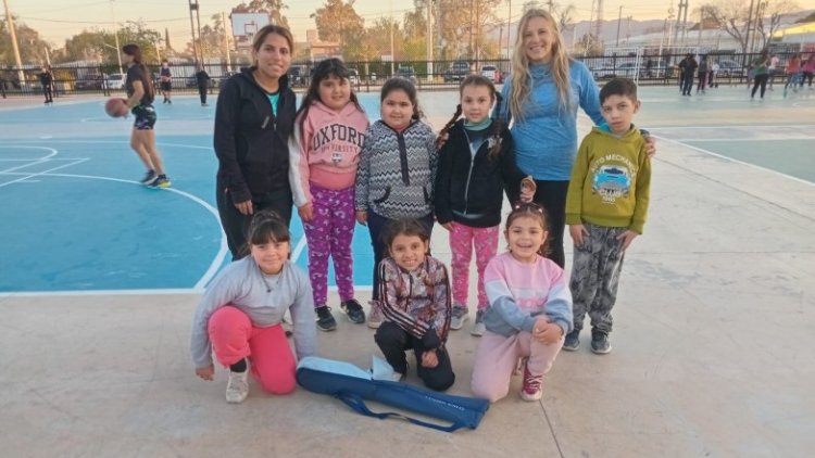 Hockey sobre césped para los más chicos en el Parque de Rivadavia