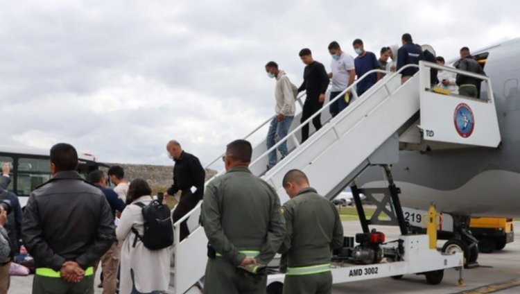 Así fue la llegada a Ezeiza de los argentinos deportados por Estados Unidos