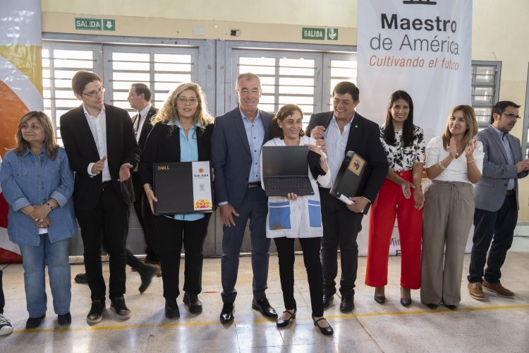 Maestros de grado de Jáchal e Iglesia recibieron sus notebooks