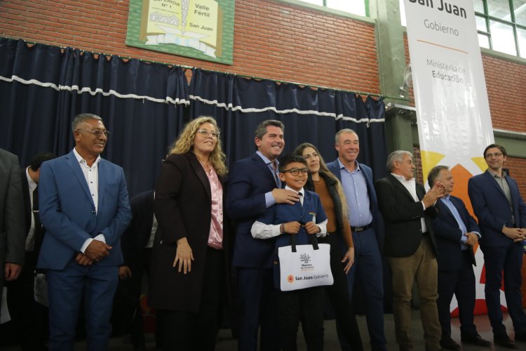 En Valle Fértil: Orrego inauguró obras clave para los vecinos y entregó computadoras a maestros y estudiantes
