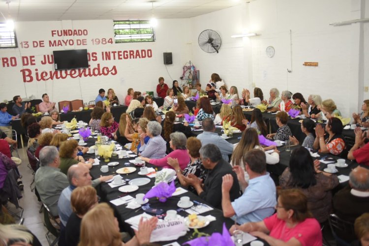 Una tarde de té que celebró la vitalidad y el compromiso con los Adultos Mayores