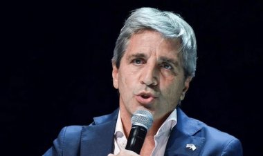 Luis Caputo se comprometió a acumular reservas y que ajustaría las bandas cambiarias