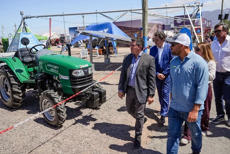 Orrego recorrió la vidriera agrícola de Cuyo en la apertura de Expo Innova San Juan