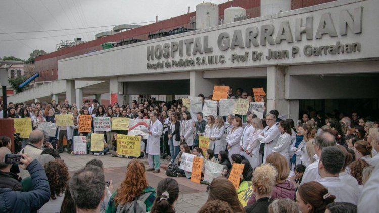 El Gobierno promulgó las leyes de financiamiento universitario y pediátrico, pero postergó su aplicación