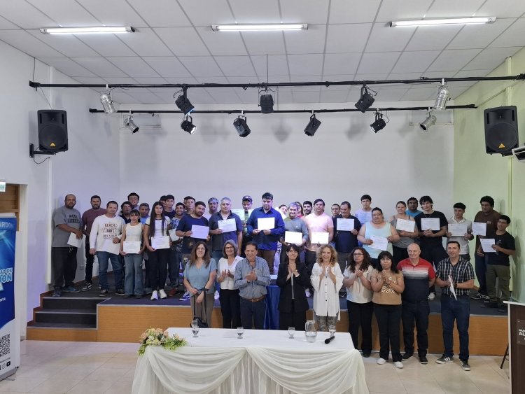 Entrega de Certificados del Curso de Capacitación en Electricidad Domiciliaria en Albardón
