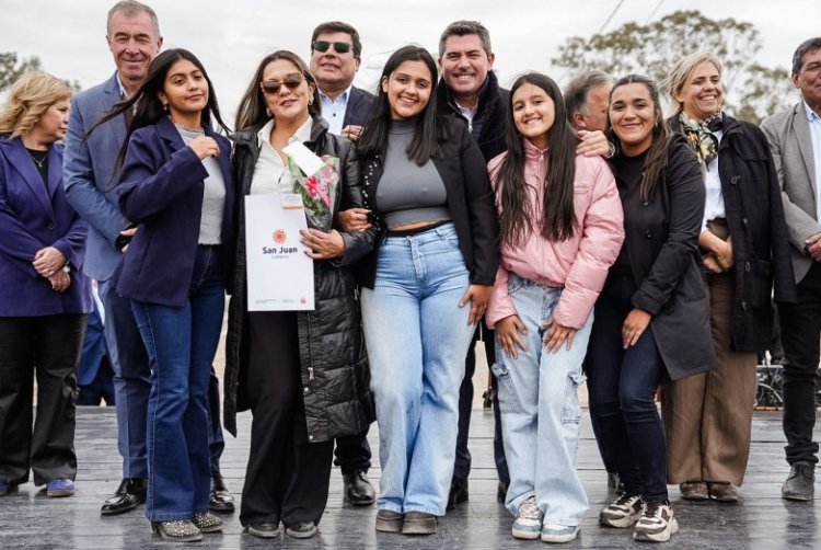 Orrego entregó 135 viviendas en el barrio La Majadita de 9 de Julio