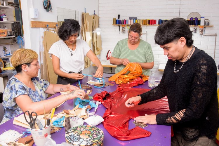 Supra reciclaje: el arte de revalorizar el vestuario de los artistas itinerantes de la FNS 2025